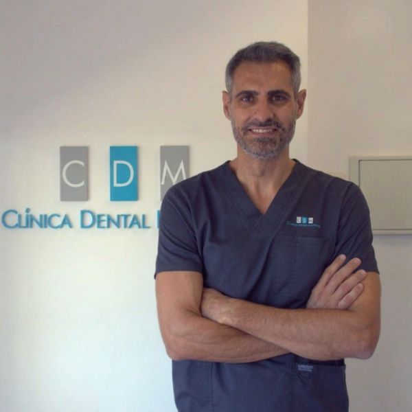 Dr. Alberto Valencia, especialista en implantología dental